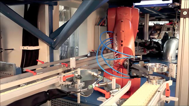 Roboterintegration bei der Ausbildung zum Mechatroniker bei WZT